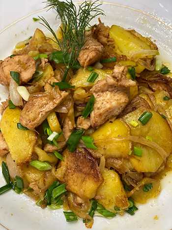 Картошка по-домашнему с маринованной курочкой Кафе Мангал