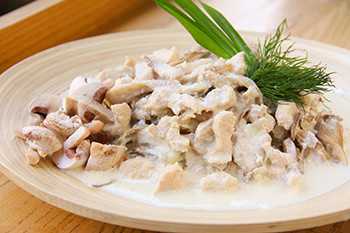Курица с грибами в сливочном соусе с рисом Кафе Мангал